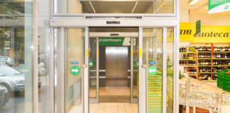 Negozio a porta aperta minimizzando sprechi energetici grazie ad una lama d’aria integrata