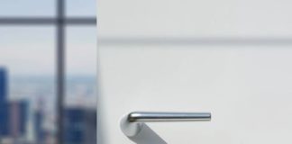 LIFT C3, sfugge ai canoni di orizzontalità e simmetria proponendosi con sobria eleganza