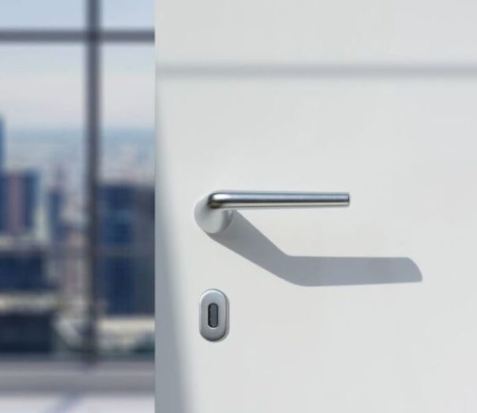 LIFT C3, sfugge ai canoni di orizzontalità e simmetria proponendosi con sobria eleganza