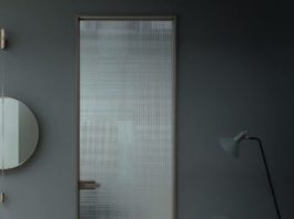 Decorano e danno movimento. Nuove finiture per superfici trasparenti delle porte