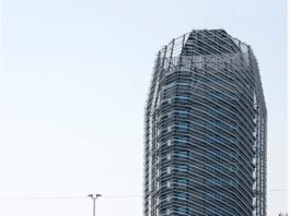 Operativa Torre Zucchetti e le sue vibranti linee in acciaio ispirate alle “onde cerebrali”