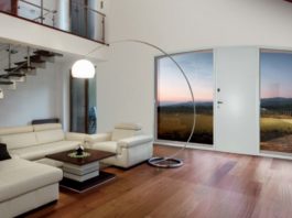 La porta blindata si “veste” di vetro e diventa panoramica: luminosità in sicurezza