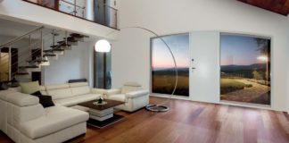 La porta blindata si “veste” di vetro e diventa panoramica: luminosità in sicurezza