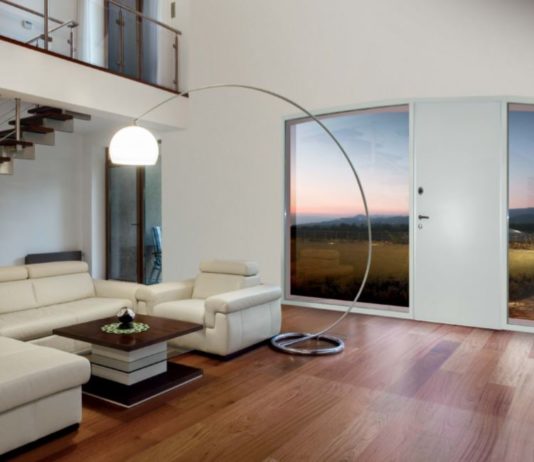 La porta blindata si “veste” di vetro e diventa panoramica: luminosità in sicurezza