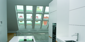 Design contemporaneo per nuova finestra FTU-V a bilico con sistema di ventilazione