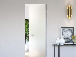 Ne cornici, ne stipiti. Nuova porta a battente con vetro indiscusso protagonista della scena