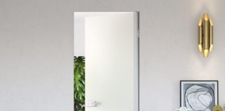Ne cornici, ne stipiti. Nuova porta a battente con vetro indiscusso protagonista della scena