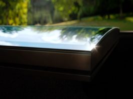 Finestra per tetti piani con vetro curvo e tecnologia CurveTech. Presentazione Velux a Bolzano