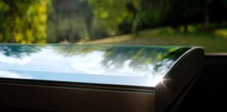 Finestra per tetti piani con vetro curvo e tecnologia CurveTech. Presentazione Velux a Bolzano