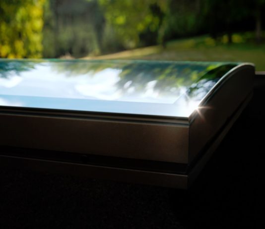 Finestra per tetti piani con vetro curvo e tecnologia CurveTech. Presentazione Velux a Bolzano