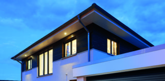 La serranda avvolgibile salvaspazio scorre a soffitto. Nuova RollMatic OD