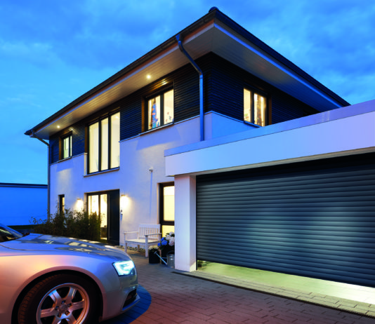 La serranda avvolgibile salvaspazio scorre a soffitto. Nuova RollMatic OD