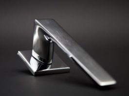 Nuova maniglia Seven. Sobria l’eleganza d’acciaio, molto raffinati studio e progettazione