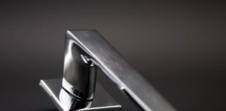 Nuova maniglia Seven. Sobria l’eleganza d’acciaio, molto raffinati studio e progettazione