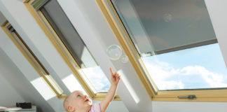 Automazione intelligente per regolare la luce in mansarda: nuova tenda AMZ Solar