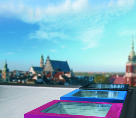 Nuovo modello F Colourline. La finestra per tetti piatti FAKRO si veste di colore (200)