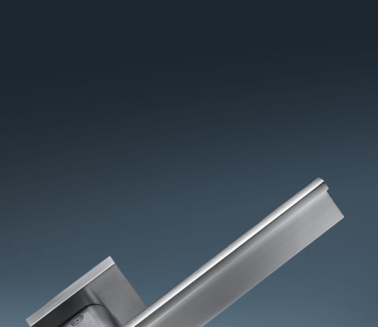 Geometrica sovrapposizione di volumi. Nuova maniglia Serie Alina di Valli&Valli