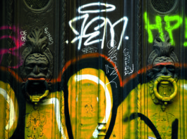 Serramenti in legno. Sistema di trattamento esterno bicomponente all’acqua antigraffiti