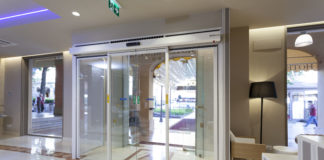 Nuova versione della porta automatica con lama d’aria integrata Airslide di FAAC