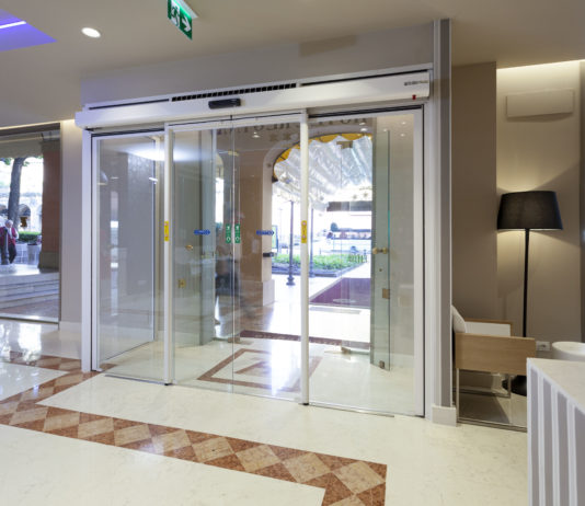 Nuova versione della porta automatica con lama d’aria integrata Airslide di FAAC