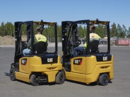 Nuovi carrelli elevatori elettrici Cat® da 48volt con portata da 14 a 20 quintali