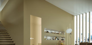 Con il nuovo battente in vetro Mirr per la gamma filomuro Essential via libera alla luce