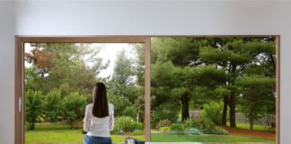 FAKRO vince il Red Dot Design Award 2019 con la nuova porta finestra HST-Sky INNOVIEW