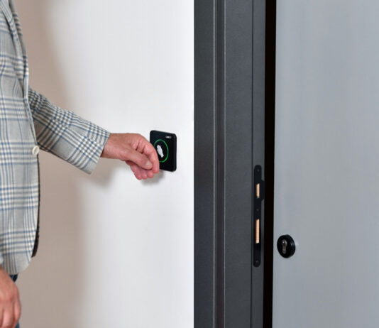 Nuovo sensore a sfioramento per aprire/chiudere porte automatiche