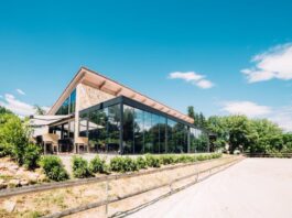 Tenda a pergola per la nuova zona dining del Club Hippique
