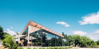 Tenda a pergola per la nuova zona dining del Club Hippique