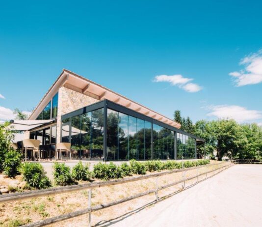 Tenda a pergola per la nuova zona dining del Club Hippique