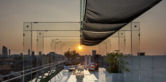 La terrazza di vetro a Milano: trasparenza in centro