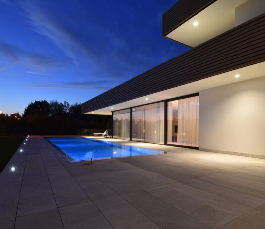 Luce ed ombra disegnano la residenza panoramica luce metra