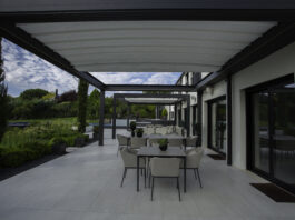 Il salotto outdoor di una villa madrilena