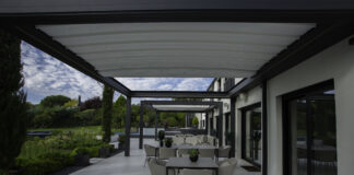 Il salotto outdoor di una villa madrilena