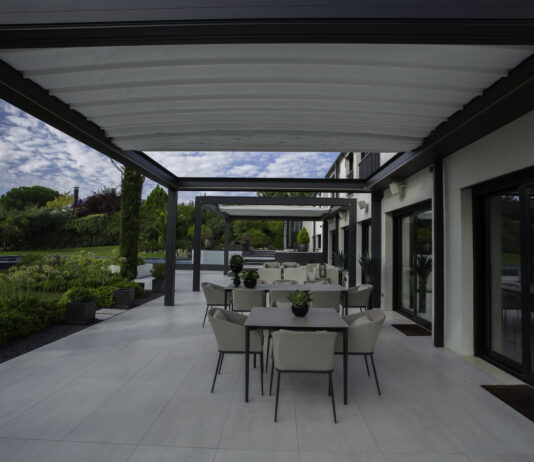 Il salotto outdoor di una villa madrilena