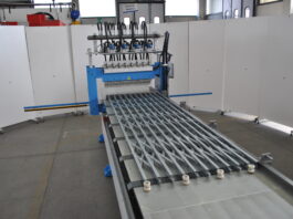 Rivettatrice automatica per l’assemblaggio automatico di cancelletti metallici