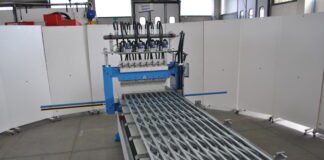 Rivettatrice automatica per l’assemblaggio automatico di cancelletti metallici