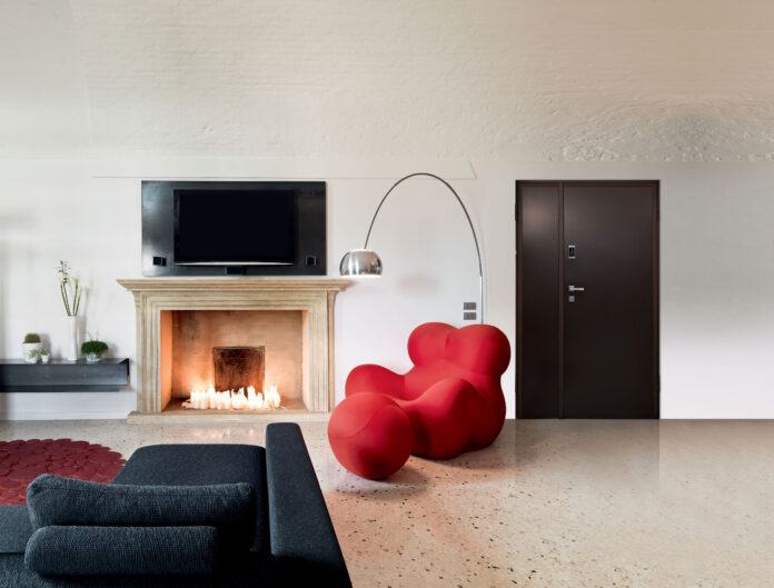 dierre-porta-blindata-hibry-rivestimento-liscio-in-rovere-tinto-weng-con-venature-verticali