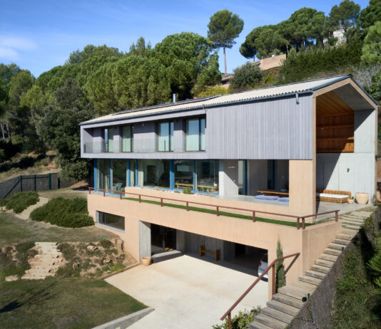 La P-House di Girona e il suo sistema in legno-alluminio
