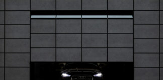 Il portone sezionale Makropro 2.0: la facciata continua