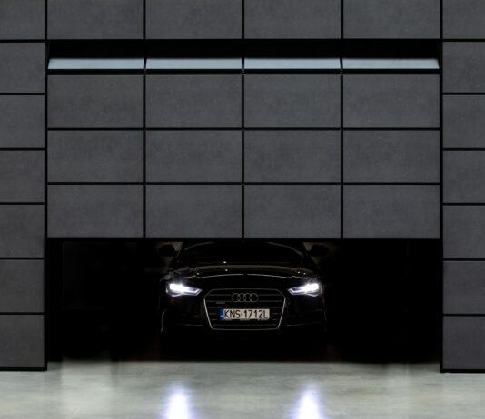 Il portone sezionale Makropro 2.0: la facciata continua