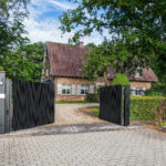 Staccionata nera sui mattoni rossi delle Fiandre