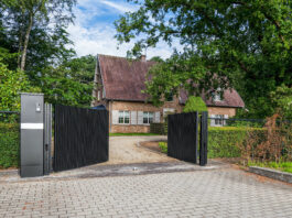 Staccionata nera sui mattoni rossi delle Fiandre