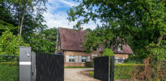 Staccionata nera sui mattoni rossi delle Fiandre