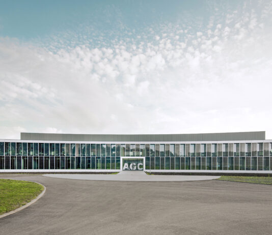 Accordo strategico AGC Glass e Schüco International su vetrate innovative