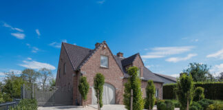 Il cancello automatico per la facciata tradizionale in mattoni