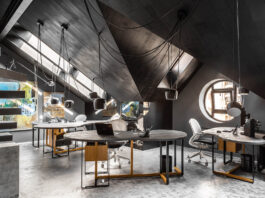 La mansarda diventa spazio di lavoro con luce zenitale