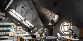 La mansarda diventa spazio di lavoro con luce zenitale