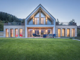 Simmetria e luce nella villa tra le foreste austriache